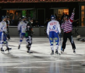 Tidig utvisning - I första minuten åker Rickard Wallin Kamperin ut för IFK