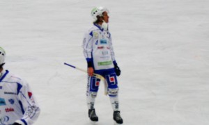 Petter Andersson har klivit av isen för denna säsongen! Det blev bara en match i årets Elitserie. I fredagens match mot Tillberga fanns inte Petter utan hemmapremiären mot Sandvikens AIK kan vara Petter Anderssons sista elitseriematch på grund av höftskadan.